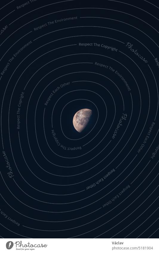 Blick auf den halbvollen Mond. Ein nächtlicher Beleuchter der Natur. Das Geheimnis des weißen Kreises Vollmond Astronomie satt dunkel künstlich keine Menschen