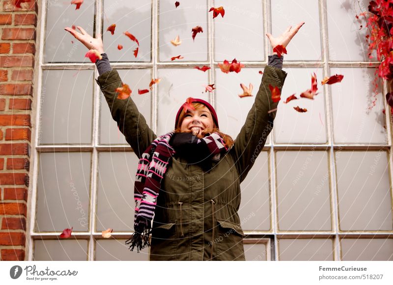 Roter Herbst (III). feminin Junge Frau Jugendliche Erwachsene 1 Mensch 13-18 Jahre Kind 18-30 Jahre Umwelt Natur Schönes Wetter Efeu Freude Herbstlaub Blatt