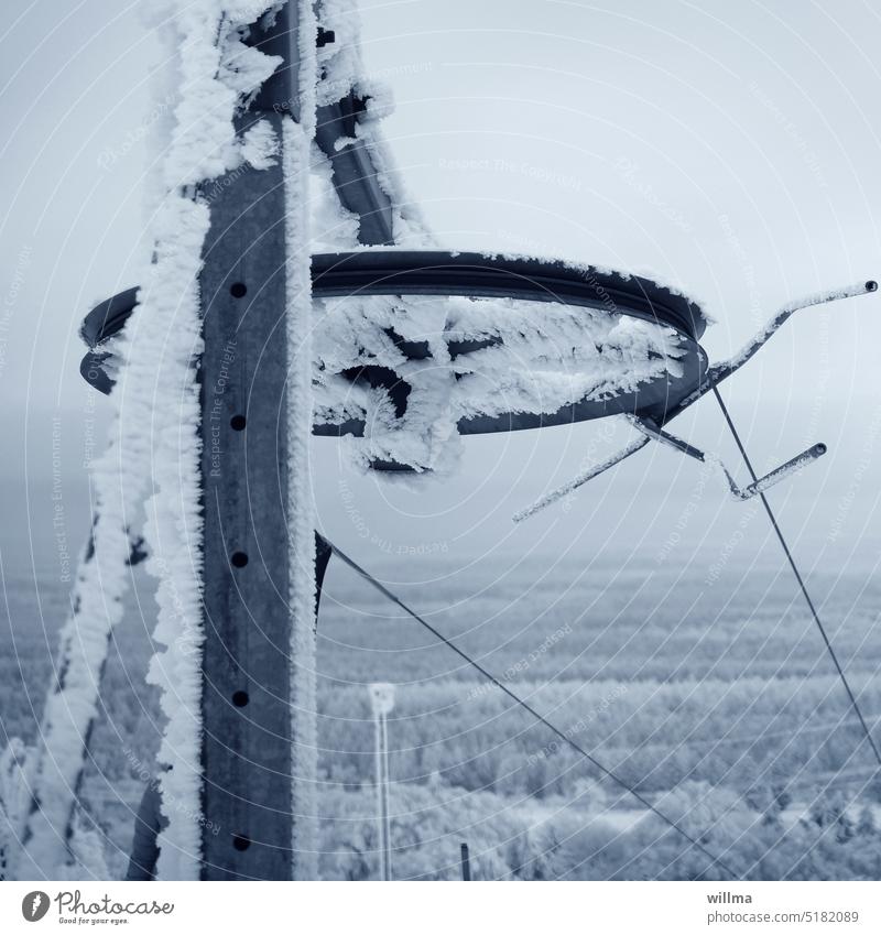 Eiskalter Raureif am Schlepplift Skilift Schlittenlift Winter Schnee Frost eiskalt Rodellift Schilift Kälte frostig Schihang Rodelhang Erzgebirge Hirtstein