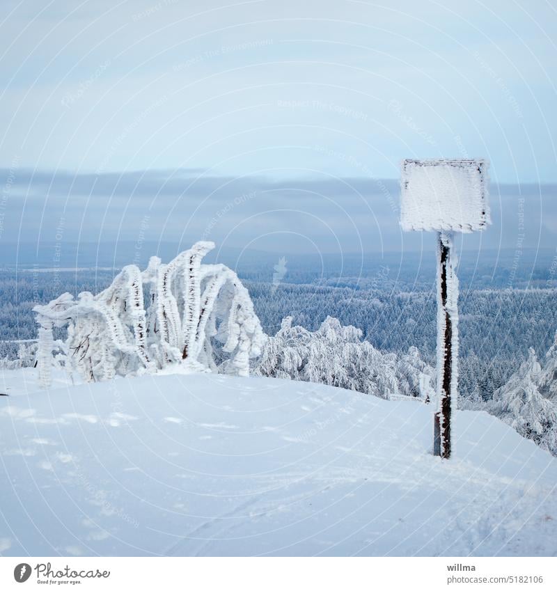 Oben aufm Berg. Der Wind weht eisig, es friert das Schild. Es ist nicht mild, das Wetter. Winter Winterlich verschneit schneebedeckt Schnee Winterlandschaft