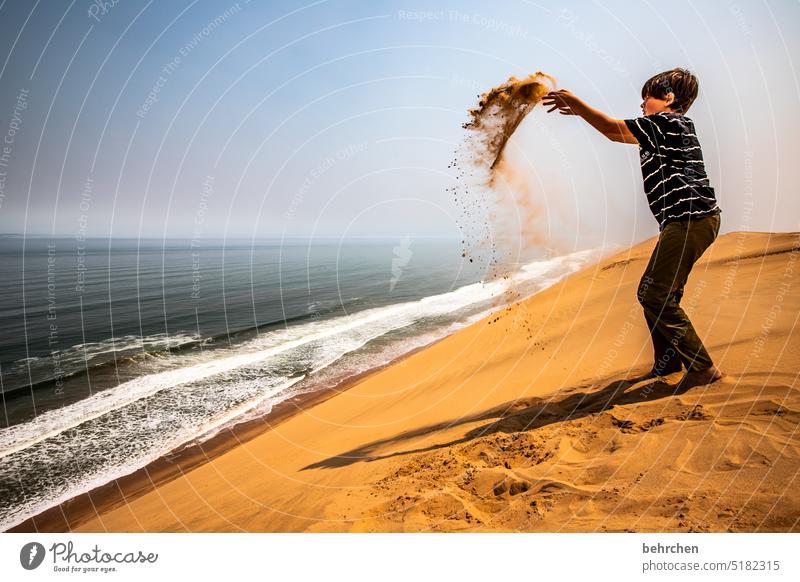 wer mit sand wirft sollte nicht im wind stehen Kindheit Sohn Junge Namibia Afrika Wüste Sand Meer Ozean weite Ferne Fernweh reisen Farbfoto Landschaft