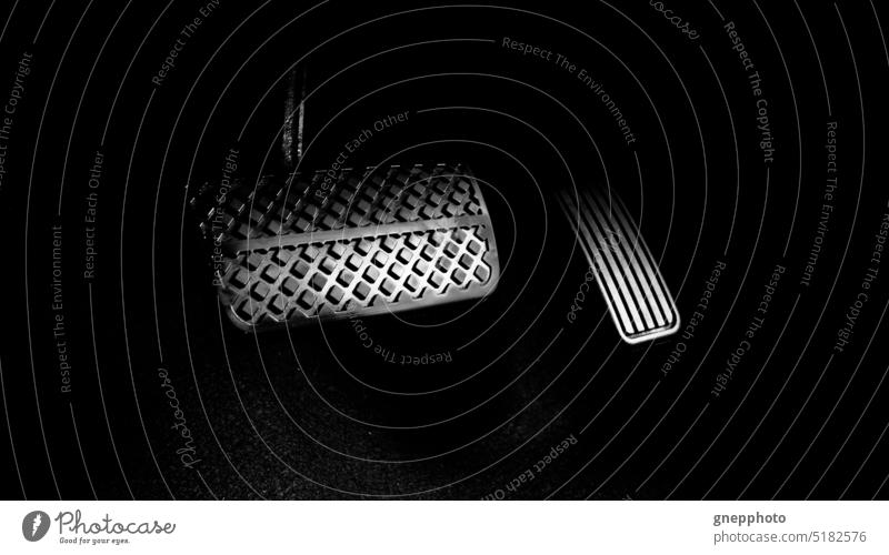 Nahaufnahme Fuß drücken oder Fußbremse und Gaspedal eines Autos drücken, um vorwärts zu fahren. PKW Pedal Bremse beschleunigen Presse schieben Pause Laufwerk