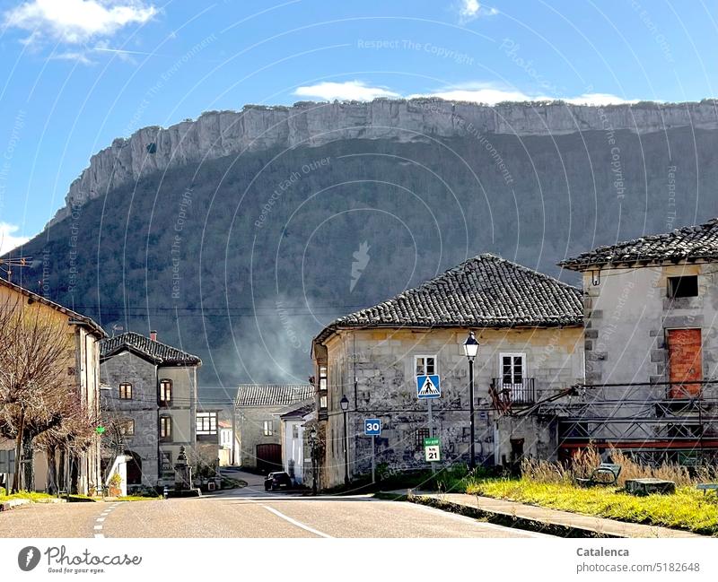 Ein spanisches Dorf Berge Umwelt Felsen Grün Himmel Tageslicht Wolken Landschaft Natur Gebäude Haus Strasse ruhig friedlich Wald rauch Stille Blau Grau gras