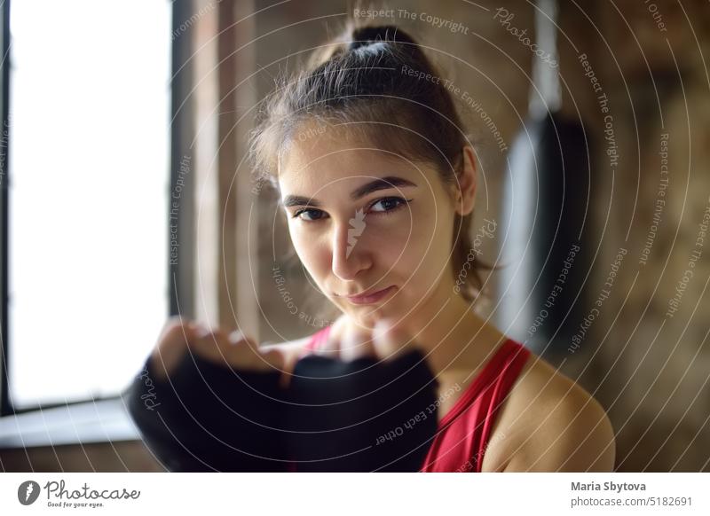 Junge Frau während eines Boxtrainings. Weiblicher Boxer beim Fitnesstraining. Regelmäßiger Sport stärkt das Immunsystem und fördert die Gesundheit und Widerstandsfähigkeit gegen Krankheiten.