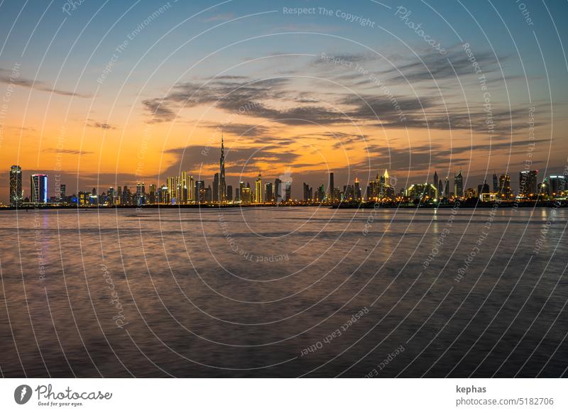 Skyline von Dubai mit Wolkenkratzern und Creek bei Sonnenuntergang, gesehen vom Dubai Creek Harbour Dubai Creek Hafen Burj Khalifa Stadtzentrum Dubai Bach