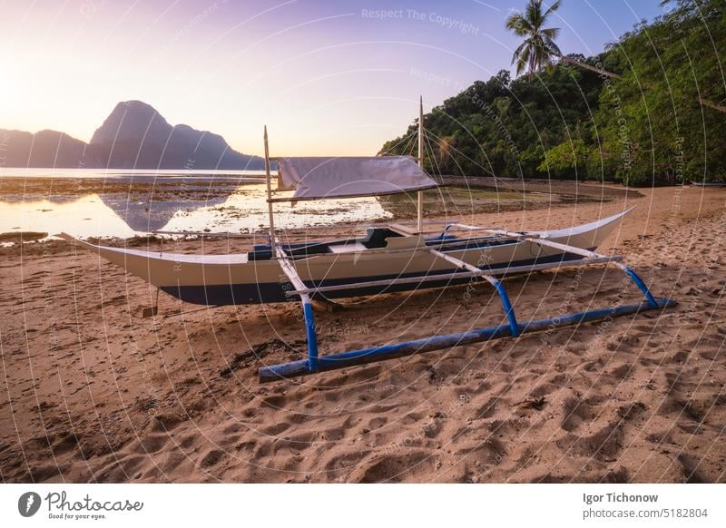 Blick auf die Bucht von El Nido mit einem lokalen Banca-Boot bei Ebbe, malerische Landschaft am Nachmittag, Palawan, Philippinen reisen Urlaub Sonnenuntergang