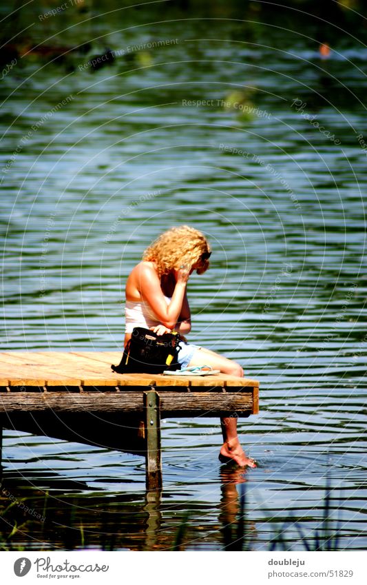 chillen am wasser See Frau Steg Sommer Physik Sommerbekleidung Erholung Denken Ferien & Urlaub & Reisen Fuß Wasser Wärme