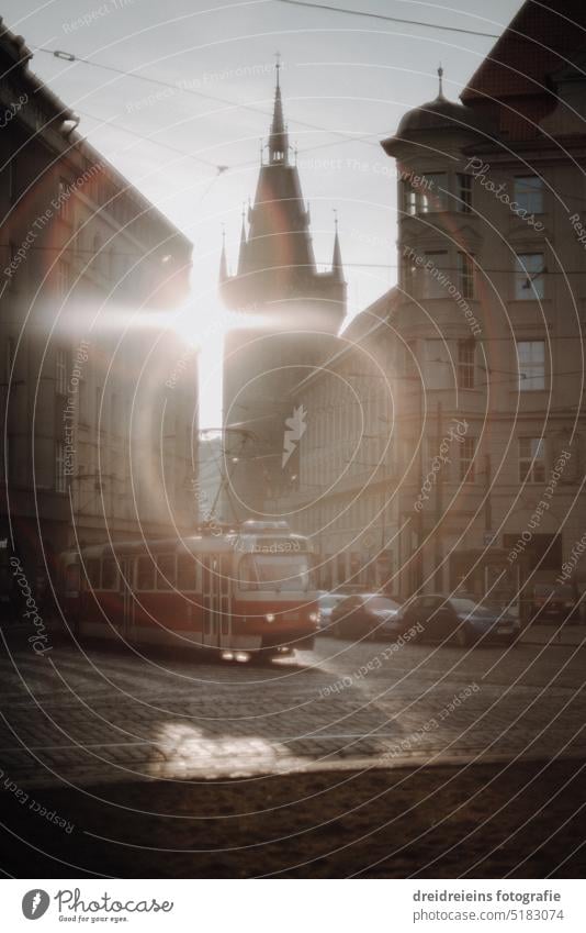 Stadtansicht Prag historische Straßenbahn fährt im Gegenlicht über Kreuzung Analogfoto Tschechien Reisefotografie Postkarte Europa Städtereise Stadtbild