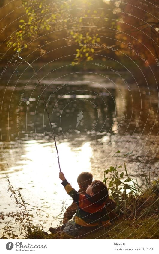 Angler Freizeit & Hobby Spielen Angeln Ausflug Mensch Kind Kleinkind Geschwister Bruder Freundschaft Kindheit 2 1-3 Jahre 3-8 Jahre Natur Wasser Sonnenaufgang