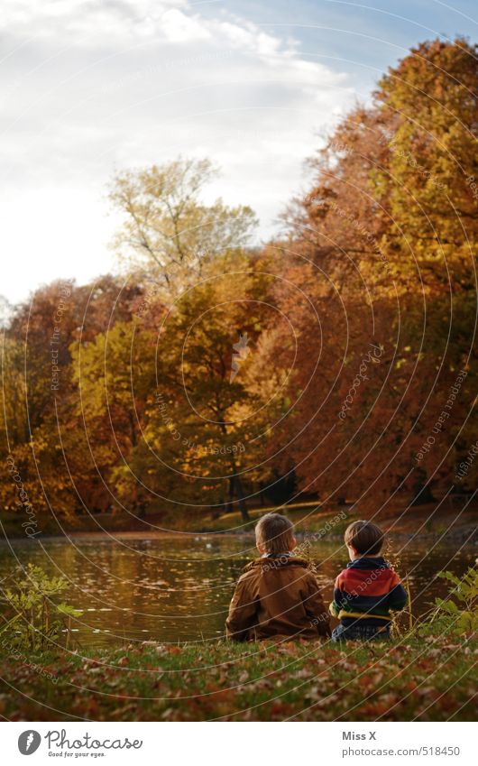 Zwei im Herbst Freizeit & Hobby Angeln Ausflug Abenteuer Kind Kleinkind Geschwister Bruder Familie & Verwandtschaft Freundschaft 2 Mensch 1-3 Jahre 3-8 Jahre