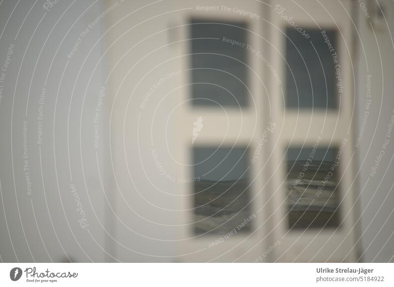 Spiegelbild in Fensterscheiben einer Strandhütte / Strand und Wellen an der Nordseeküste Spiegelung Spiegelung in Fenstern Fenster in einer Strandhuette