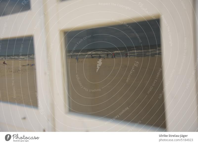 Spiegelbild in Fensterscheiben / Strandleben an der Nordseeküste Spiegelung Spiegelung in Fenstern Fenster in einer Strandhuette Scheiben Meer Urlaub am Meer