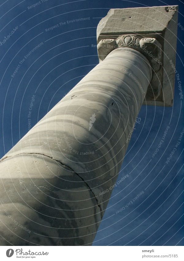 bis zu den wolken historisch antik Tempel Griechen Gotteshäuser Wahrzeichen Denkmal Säule Himmel Römerberg Marmor