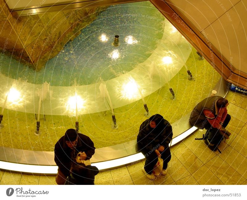 Wasserspeier Brunnen Mensch Einkaufszentrum Lichtspiel glänzend Reflexion & Spiegelung Springbrunnen sitzen warten langweilen Perspektive Stimmung reflektion