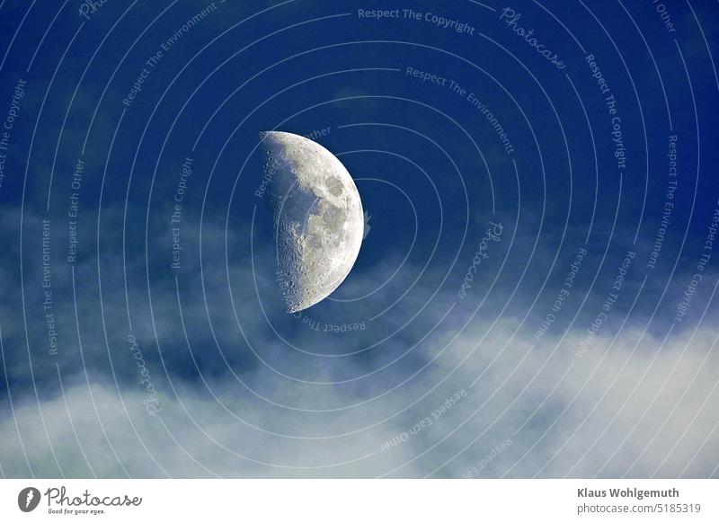 Zunehmender Halbmond am dunkelblauen Abendhimmel mit leichter Bewölkung, Mondkrater und Mondmeere sind zu sehen Himmel Wolken bewölkter himmel Terminator