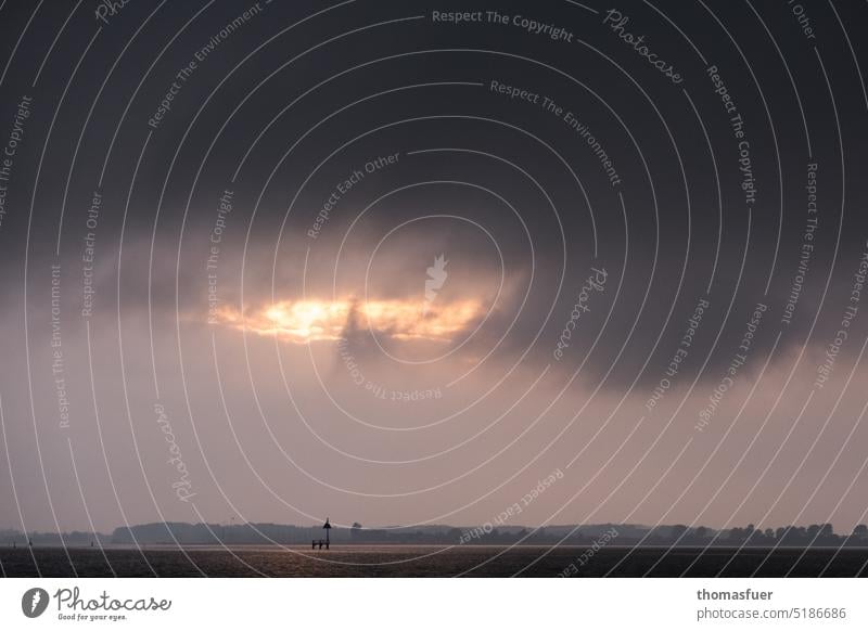 Ufo - Gewitterwolke und Sonnenuntergang über dem Meer mit Seezeichen Stimmung düster Wetterphänomen Regen Wolken Natur Küste Ferien & Urlaub & Reisen Horizont