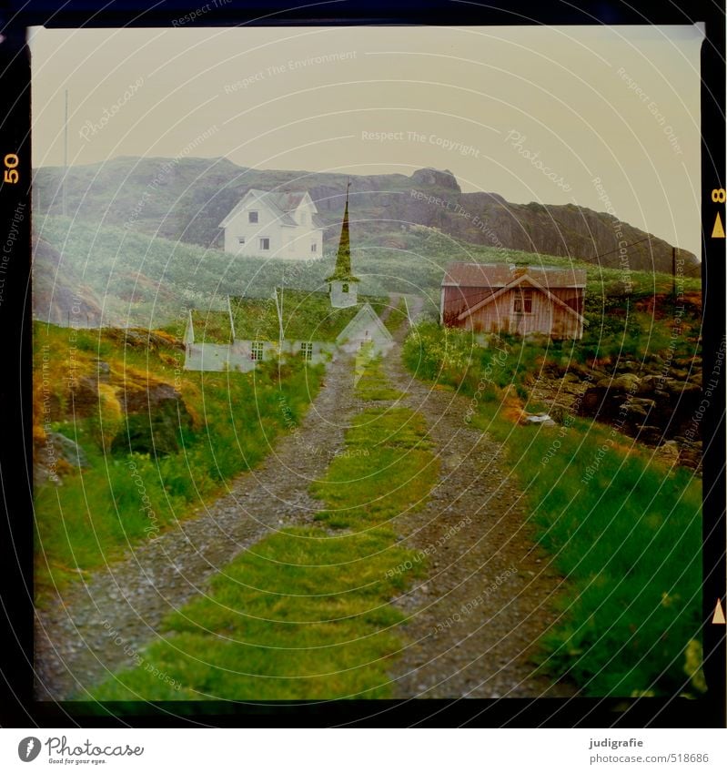 Vesterålen Umwelt Natur Landschaft Hügel Felsen Küste Vesteralen Norwegen Menschenleer Haus Hütte Kirche Bauwerk Gebäude Straße Wege & Pfade außergewöhnlich