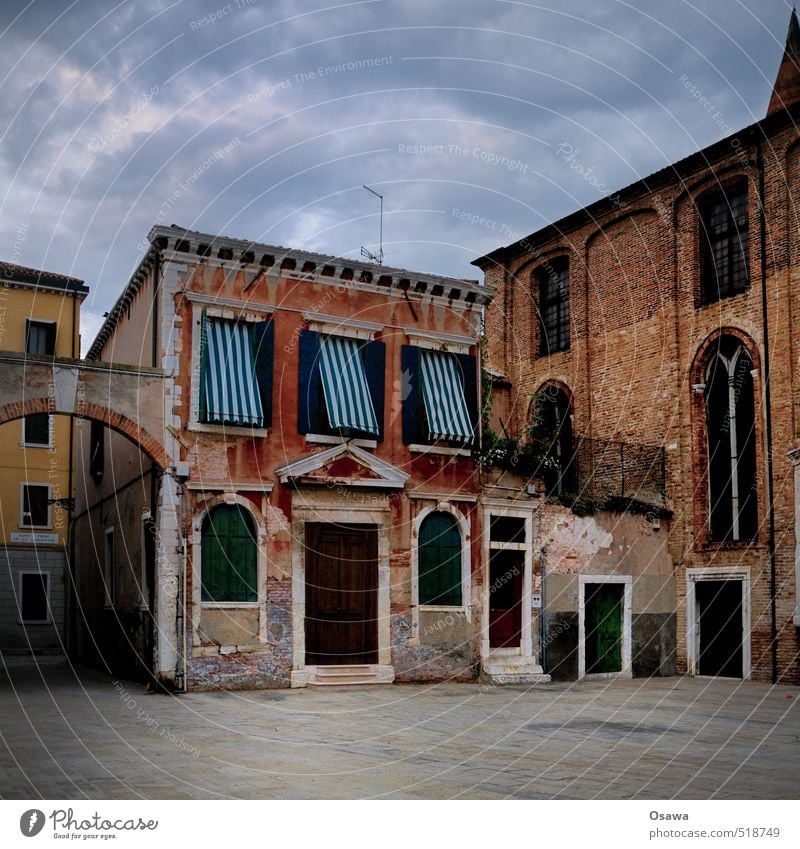 Venedig Stadt Platz Haus Gebäude Wohnhaus Italien Fenster Tür Stein Mauer Menschenleer Textfreiraum unten Textfreiraum oben Markise Himmel alt Altbau