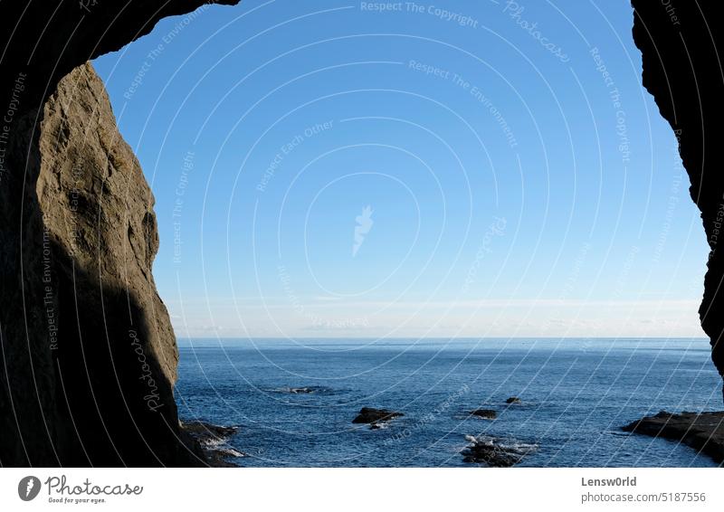 Entlang der wunderschönen Küste von Enoshima, Japan Bucht blau Höhle Klippe Klippen Küstenlinie enoshima Landschaft Meer Felsen malerisch MEER Meereslandschaft