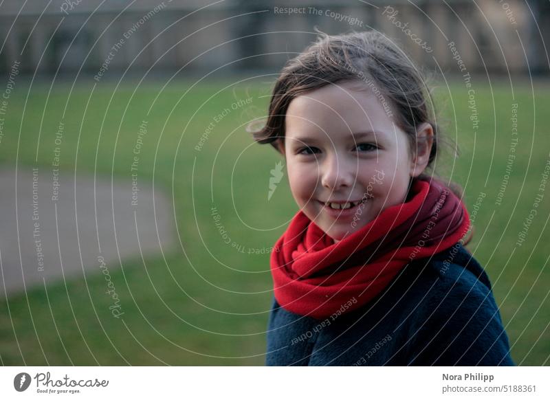 Mädchen mit rotem Tuch Kind Mensch Kindheit 8-13 Jahre Farbfoto Außenaufnahme Fröhlichkeit lachen Blick in die Kamera Lebensfreude Glück Gesicht Porträt