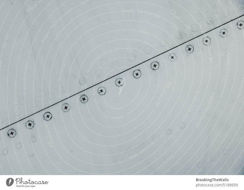 Silberne Metalloberfläche mit Nieten Stahl Leichtmetall gemalt Oberfläche Hintergrund Siegel Fluggerät Fahrzeug Flugzeug Luftverkehr Maschine Gerät Industrie