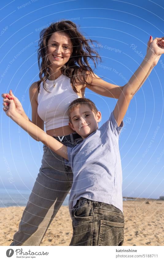 Glückliche Mutter und Sohn spielen am Strand in einem sonnigen Tag am Sonnenuntergang. Familie zusammen MEER im Freien Kleinkind kleiner Junge Kind Zusammensein