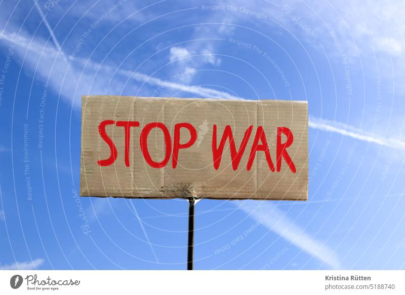 stop war schild mit himmel krieg stoppen beenden frieden weltfrieden pazifismus demo friedensmarsch friedensdemo weltweit international utopie gewaltfreiheit