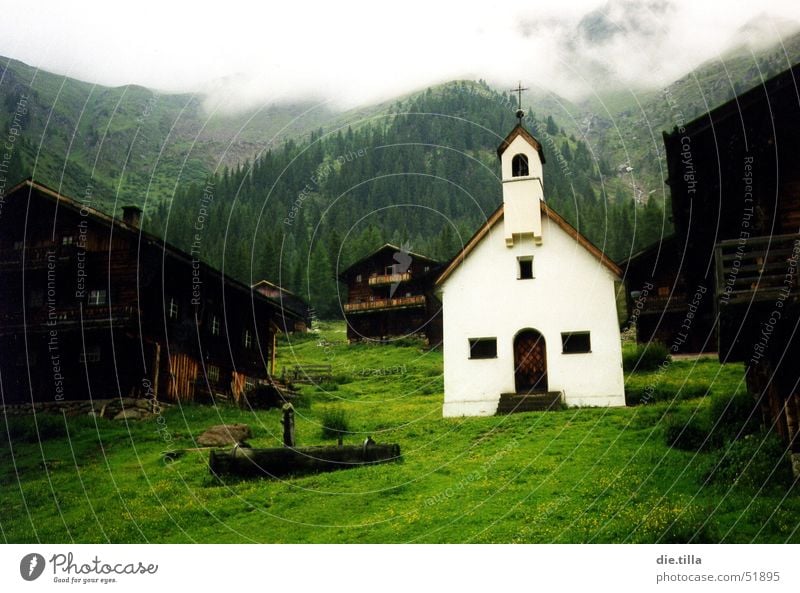 Der Ort der Reinheit rein Alm dunkel Nebel Berghütte Haus grün Wiese Berghang grauenvoll Hoffnung weiß braun schwarz Licht Ferien & Urlaub & Reisen Denken