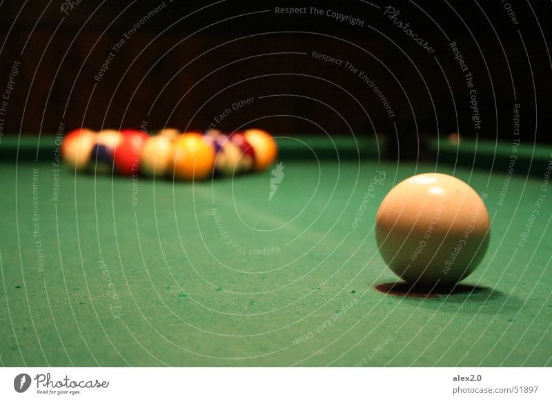 Einer gegen alle Billard weiß grün schwarz Poolbillard Schwimmbad Angst billardtisch Kugel Gesprächspartner Aufgabe Ball