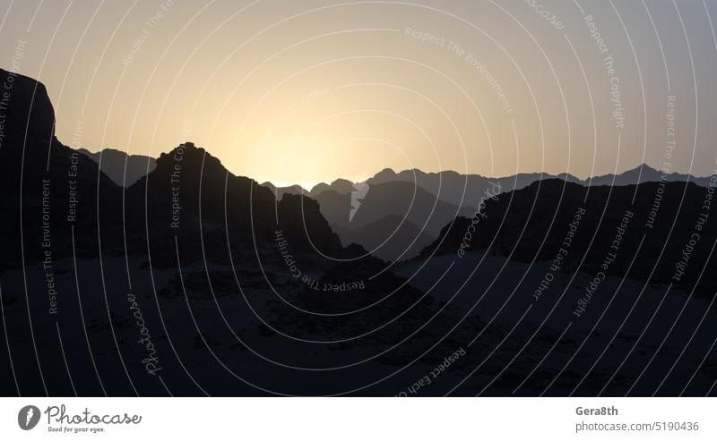 bergspitzen in der wüste ägyptens gegen den sonnenuntergang Ägypten Hintergrund blau Blauer Himmel Cloud Wolken Farbe dunkel Morgendämmerung Wüstenlandschaft