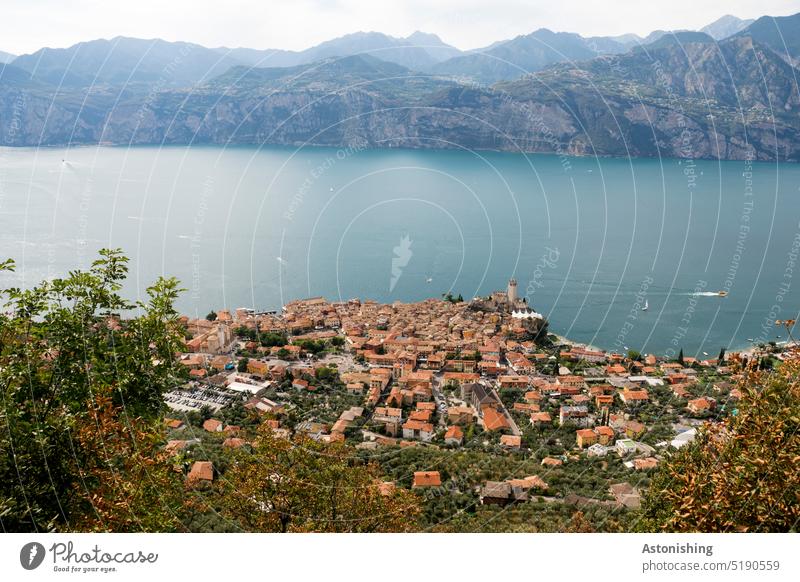 Block auf Malcesine Gardasee Aussicht Landschaft See Natur Gebirge Dach Wasser groß Ufer Stadt Gipfel Klainstadt Italien oben unten blau rot grün Boot Himmel