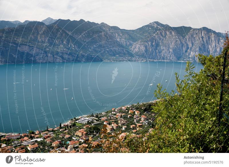 Block auf Malcesine und Limone Gardasee Aussicht Limone sul Garda Landschaft See Natur Gebirge Dach Wasser groß Ufer Stadt Gipfel Klainstadt Italien oben unten