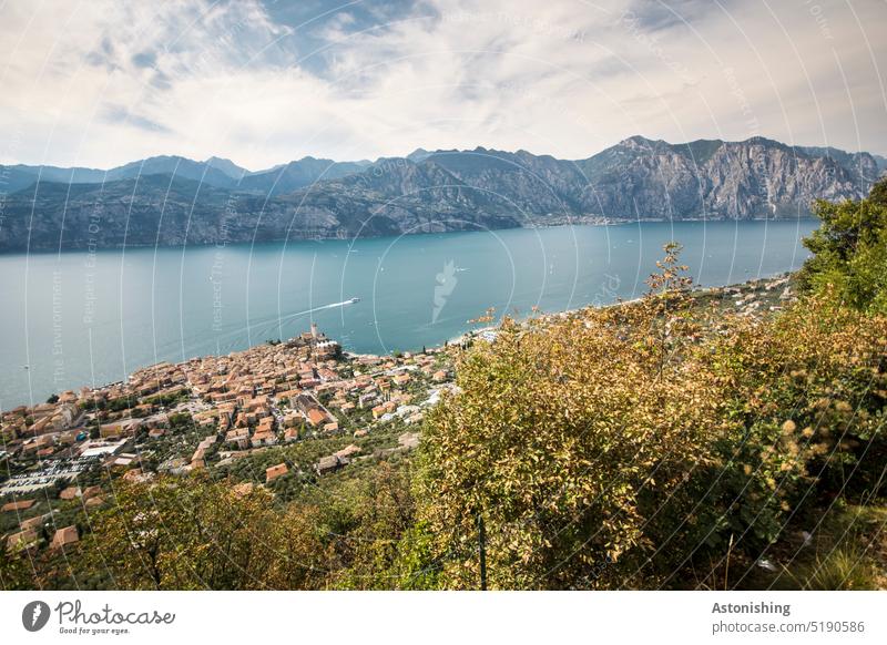 Block auf Malcesine, den Gardasee und Limone Aussicht Weitwinkel Limone sul Garda Landschaft See Natur Gebirge Dach Wasser groß Ufer Stadt Gipfel Klainstadt