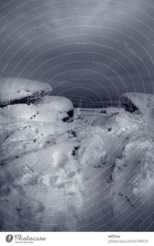 Wenn der Abend kommt. Oben aufm Berg Schnee auf den Felsen. Winter schneebedeckt Schneedecke Erzgebirge winterlich Spuren Dämmerung Aussicht Mittelgebirge