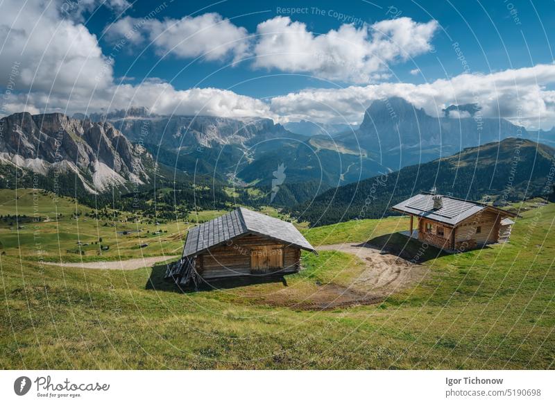 Hüte zum Ausruhen während der Wanderung auf der Seceda-Hochebene in den Dolomiten, Geislergruppe, Südtirol, Italien, Europa Alpen Gipfel Berge u. Gebirge