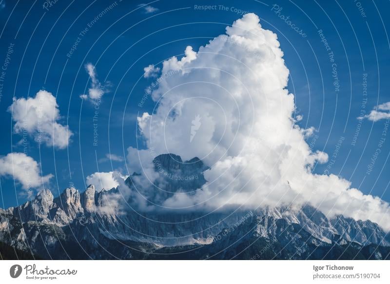 Nahaufnahme von Pale di San Martino in Wolken, Italienische Dolomiten, Italien blass venegia san martino unesco val Natur Landschaft Berge u. Gebirge natürlich