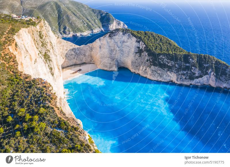 Luftaufnahme des Navagio Beach - Schiffswrackstrand - auf der Insel Zakynthos, Griechenland. Touristen am Rande der Klippen genießen die Aussicht auf einen Sommerausflug