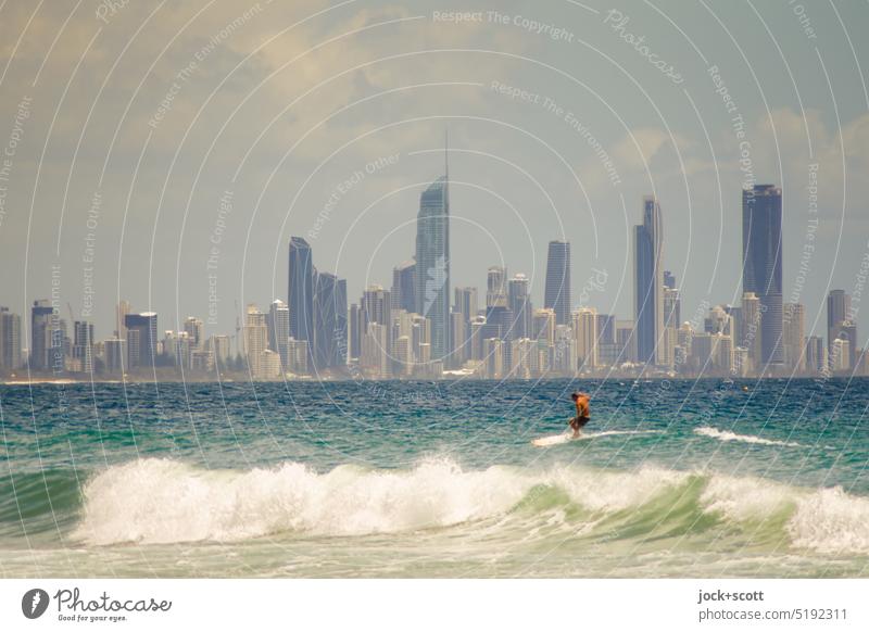 Gold Coast ist gut für Surfer mit der Skyline von Surfers Paradies Freizeit & Hobby Surfers Paradise Panorama (Aussicht) Australien Wassersport Surfen Ferne