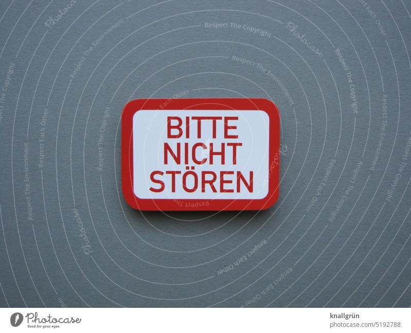 Bitte nicht stören Schilder & Markierungen Hinweisschild Ruhe Warnschild Warnhinweis Warnung Schriftzeichen Verbotsschild Menschenleer Farbfoto Buchstaben