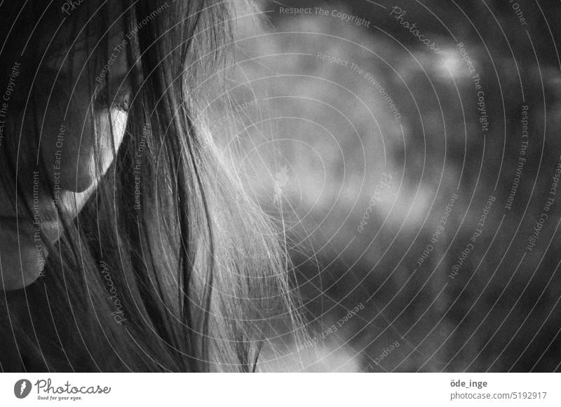 Momente Melancholie Junge Frau nachdenklich Portrait Gesicht feminin Mensch Porträt natürlich Frauengesicht Haare & Frisuren Strähnen Schwarzweißfoto langhaarig