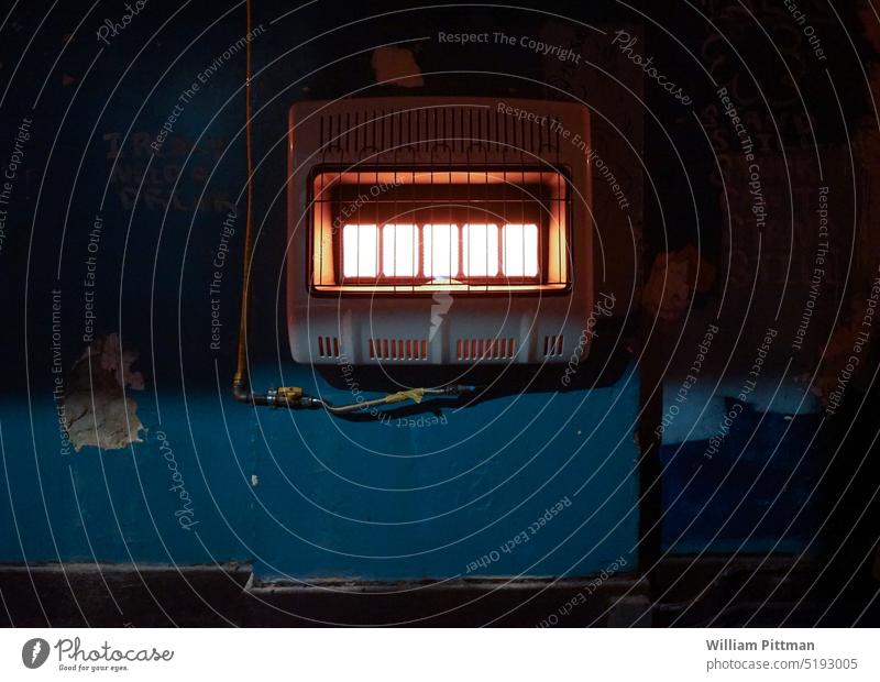 Wand-Heizung Heizkörper Farbfoto Winter kalt Heizkosten Wärme Wohnung spukhaft Stimmung beängstigend warm erwärmen Energie sparen dunkel