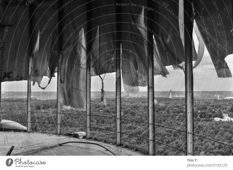 Blick aus dem Turm auf dem Teufelsberg Ruine ausblick Abhöranlage Berlin s/w Außenaufnahme Architektur Menschenleer Tag Stadt Bauwerk Schwarzweißfoto Hauptstadt