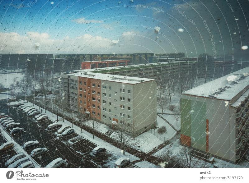 Plattitüde Winter Wohngebiet Wohnsiedlung Plattenbau Sozialismus Stadtrand Gebäude Haus bevölkert Kleinstadt Deutschland Bautzen Lausitz Schneefall Schneeflocke