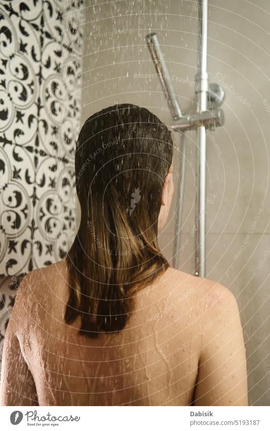 Rückansicht einer Frau beim Duschen im Badezimmer nehmen Rücken Behaarung Hygiene Körper Kopf Sauberkeit Kabine unter Haarwaschmittel Wäsche waschen offen