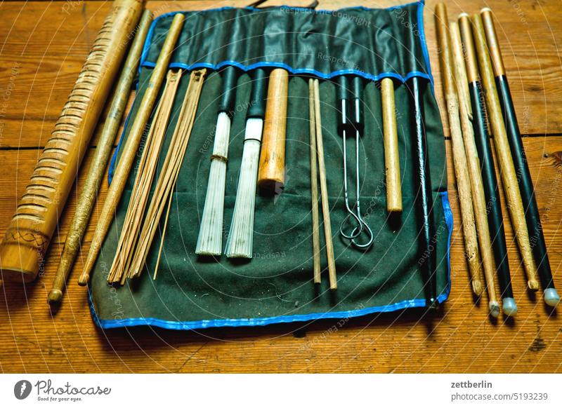 Trommelstöcke Schlagzeug besen brushes drumstick folk folklore hausmusik holz instrument musikinstrument percussion perkussion rassel rasseln rhythmus shaker