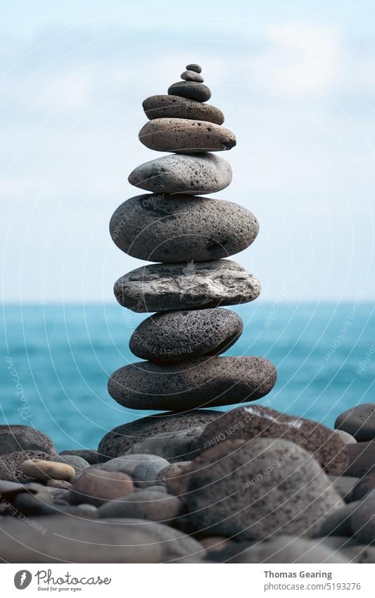 Haufen von Steinen Steinhaufen Steine Steine Steine Meer Meeresstrand ozeanisch Strand Strandleben Zen zen-ähnlich Zen-Kultur Erfreulich Sommer blau Wasser