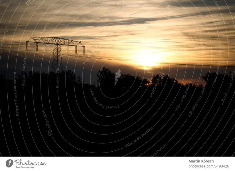 Hochspannungsmast mit Freileitung, über den der Strom transportiert wird Spannung Kraft Mast Linie Energie Dienstprogramm Elektrizität Stromkabel Strommast