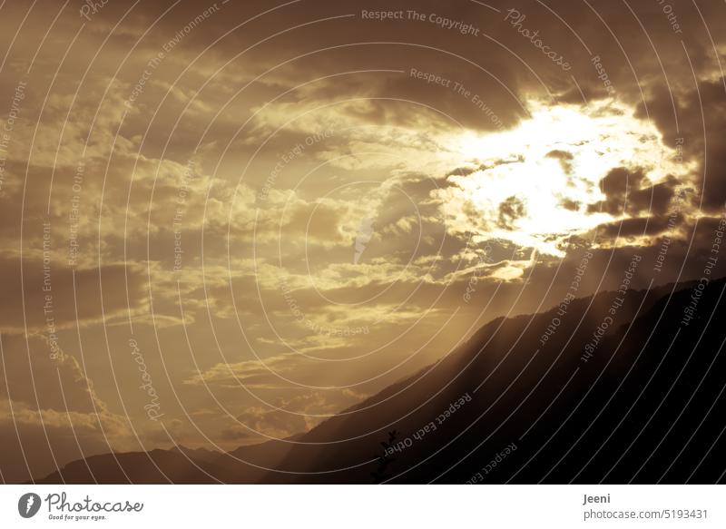 Die Sonne bricht durch Sonnenlicht Berge u. Gebirge Sonnenstrahlen Wolken erhellend Himmel Licht Gott Glaube Hoffnung leuchten Lichtstrahl Glaube & Religion