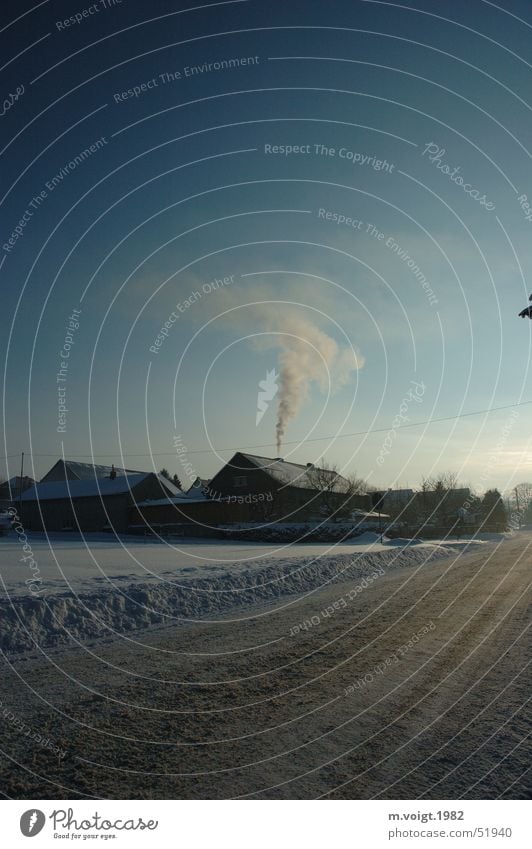 Heizen im Winter Farbfoto Außenaufnahme Textfreiraum oben Textfreiraum unten Morgendämmerung Schnee Himmel Wolkenloser Himmel Schönes Wetter Eis Frost