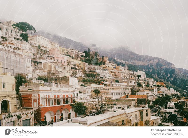 Beeindruckenden Häuserfront von Positao vor nebelverhangenen Bergen auf 35mm Film. Filmlook Tourismus warm Tourist Himmel Textfreiraum Urlaub Urlaubsstimmung